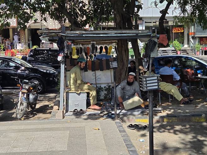 손님 없어 쉬고 있는 이슬라마바드 상인들 (이슬라마바드=연합뉴스) 손현규 특파원 = 미국과 이란이 2차 종전 협상을 앞둔 가운데 지난 20일(현지시간) 오후 중재국인 파키스탄 수도 이슬라마바드에 있는 'F10 구역' 상업지구에 손님이 없어 상인들이 쉬고 있다. 2026.4.21