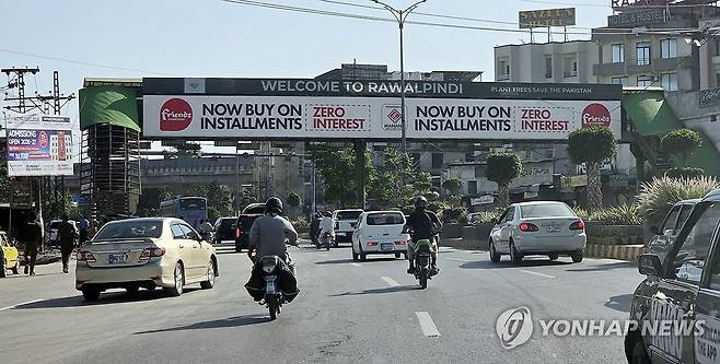 1주일 봉쇄된 파키스탄 군사도시 (라왈핀디=연합뉴스) 손현규 특파원 = 미국과 이란이 2차 종전 협상을 앞둔 가운데 지난 19일(현지시간) 오후 중재국 파키스탄의 라왈핀디 도로에서 차량들이 달리고 있다. 2026.4.20 son@yna.co.kr