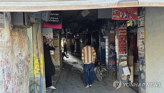 문 닫은 파키스탄 군사도시 라왈핀디 상점들 (라왈핀디=연합뉴스) 손현규 특파원 = 미국과 이란이 2차 종전 협상을 앞둔 가운데 지난 19일(현지시간) 오후 중재국 파키스탄의 군사도시 라왈핀디에 있는 상점들이 정부 방침으로 영업을 중단하고 있다. 2026.4.20 son@yna.co.kr