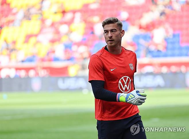 훈련하는 조너선 클린스만 (해리슨[미국 뉴저지주]=연합뉴스) 윤동진 기자 = 위르겐 클린스만 전 한국 축구대표팀 감독 아들 조너선 클린스만이 6일(현지시간) 미국 뉴저지주 해리슨 스포츠일러스트레이티드 스타디움에서 열린 한국 대 미국 친선경기 시작에 앞서 훈련을 하고 있다. 2025.9.7 mon@yna.co.kr