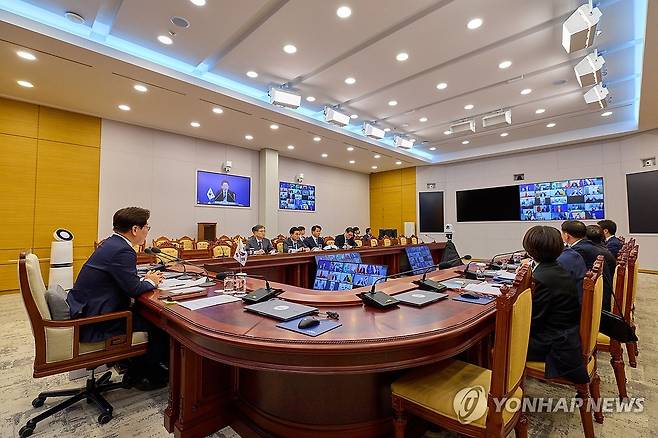 이재명 대통령, 호르무즈 해협 자유항행 관련 화상 정상회의 참석 (서울=연합뉴스) 이재명 대통령이 17일 청와대에서 프랑스·영국이 주도하는 호르무즈 해협 자유항행에 관한 화상 정상회의를 하고 있다.
    이번 회의에는 한국, 프랑스, 영국, 독일, 이탈리아, 캐나다, 호주, 이라크, 싱가포르 등 50여 개국 정상·대표들이 호르무즈 해협 항행의 자유를 위한 국제적 노력, 선원 안전 및 선박 보호, 전쟁 종식 후 항행 안전보장을 위한 실질적 방안 등에 대해 의견을 교환했다. 2026.4.17 [청와대 제공. 재판매 및 DB 금지] photo@yna.co.kr