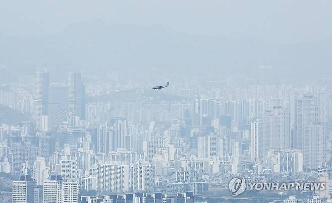 봄 불청객 황사 (경기 광주=연합뉴스) 홍기원 기자 = 황사가 유입되면서 전국 곳곳에 미세먼지 주의보가 발령된 21일 경기도 광주시 남한산성에서 바라본 서울 시내가 뿌옇다. 2026.4.21 xanadu@yna.co.kr