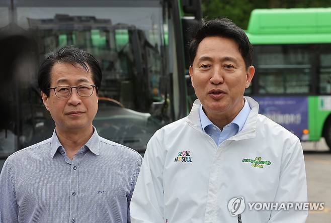 발언하는 오세훈 시장 (서울=연합뉴스) 박동주 기자 = 오세훈 서울시장이 21일 서울 성북구 정릉공영차고지 복합개발사업 현장을 방문해 둘러본 뒤 취재진 앞에서 발언하고 있다. 2026.4.21 pdj6635@yna.co.kr
