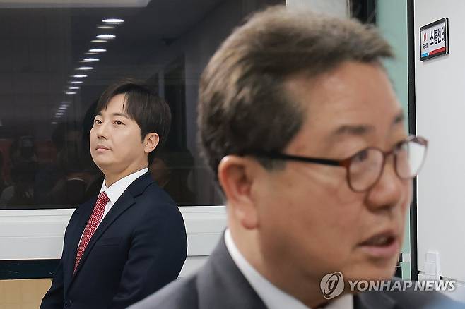 국민의힘 경기지사 후보 추가 접수한 이성배-조광한 (서울=연합뉴스) 신현우 기자 = 국민의힘 경기도지사 후보로 추가 접수한 조광한 최고위원(오른쪽)이 17일 서울 영등포구 여의도 국민의힘 중앙당사에서 열린 광역단체장 후보 면접에 참석하며 취재진 질문에 답하고 있다. 왼쪽은 경기도지사 후보로 추가 접수한 이성배 전 MBC 아나운서. 2026.4.17 nowwego@yna.co.kr