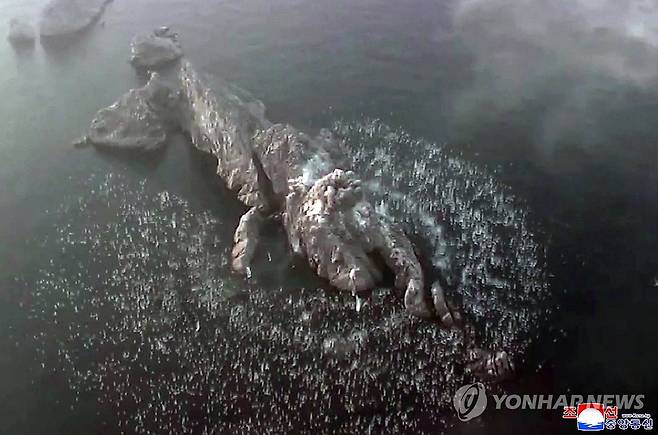 북한, 탄도미사일 집속탄두 시험발사…김정은 참관 (평양 조선중앙통신=연합뉴스) 북한이 단거리 지대지 탄도미사일 집속탄두 위력을 평가하는 시험발사에 성공했다고 밝혔다. 조선중앙통신은 20일 "미사일총국은 19일 개량된 지상 대 지상 전술탄도미사일 '화성포-11라'형 전투부(탄두) 위력 평가를 위한 시험발사를 진행하였다"고 보도했다.2026.4.20 
    [국내에서만 사용가능. 재배포 금지. For Use Only in the Republic of Korea. No Redistribution]
     nkphoto@yna.co,kr