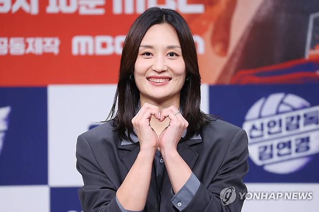 코트로 돌아오는 표승주 (서울=연합뉴스) 진연수 기자 = 전 배구선수 표승주가 24일 오후 서울 마포구 MBC 골든마우스홀에서 열린 MBC 새 예능 프로그램 '신인감독 김연경' 제작발표회에서 포즈를 취하고 있다. 2025.9.24 jin90@yna.co.kr