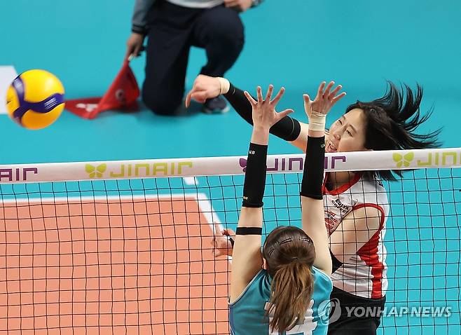 '들어가라!' (서울=연합뉴스) 임화영 기자 = 6일 서울 중구 장충체육관에서 열린 여자프로배구 GS칼텍스와 페퍼저축은행의 경기에서 페퍼저축은행 박정아가 공격을 시도하고 있다. 2026.1.6 hwayoung7@yna.co.kr