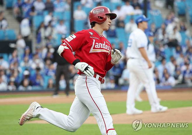 박성한 '쉼 없는 안타' (대구=연합뉴스) 김현태 기자 = 21일 대구 삼성라이온즈파크에서 열린 2026 신한 SOL뱅크 KBO리그 SSG 랜더스와 삼성 라이온즈의 경기. 1회 초 무사 상황에서 타석에 선 SSG의 박성한이 안타를 친 뒤 1루로 달리고 있다. 2026.4.21 mtkht@yna.co.kr