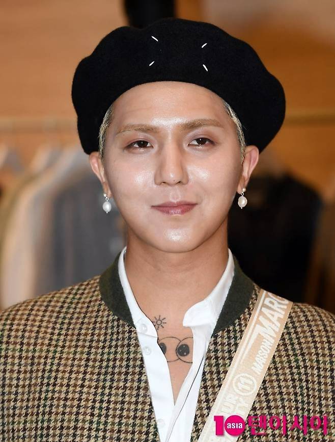 그룹 위너 멤버 송민호가 한 행사장에 참석해 취재진 앞에서 미소를 보이고 있다. / 사진=텐아시아 DB