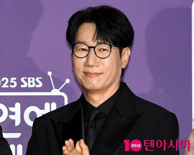 방송인 지석진이 취재진 앞에 섰다. / 사진=텐아시아DB