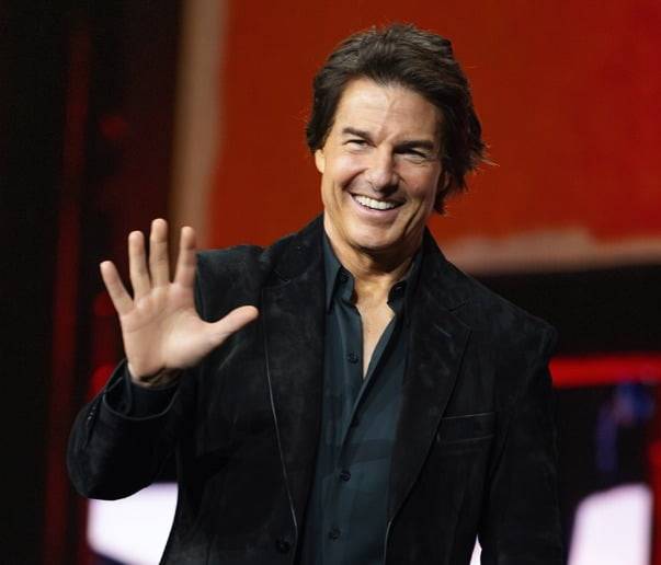 할리우드 스타 톰 크루즈가 손을 흔들고 있다. / 사진=톰 크루즈 SNS