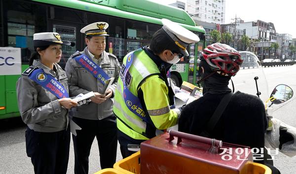 22일 오후 성남시 수정구 숯골사거리에서 성남수정경찰서 교통관리계 경찰관들이 우회전 일시정지 단속을 하고 있다. 2026.4.22 /최은성기자 ces7198@kyeongin.com