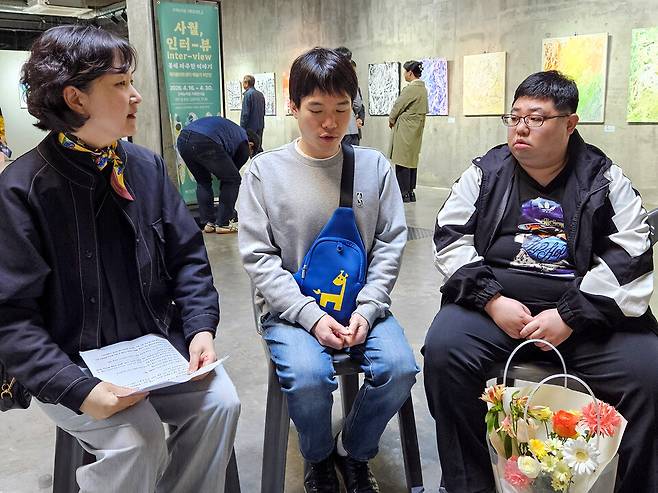 ▲&nbsp;고색뉴지엄에서 열리고 있는&nbsp;기획초대전 '사월, 인터-뷰': 봄에 마주한 이야기'에 (왼쪽부터)이혜원 강사와 참여작가 최회승, 한대훈씨의 모습.&nbsp;/박지혜 기자 pjh@incheonilbo.com