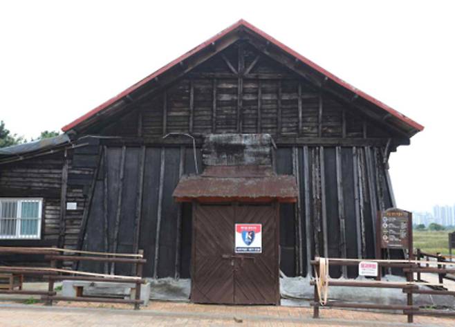 소래염전 소금창고와 간수저장소 모습.