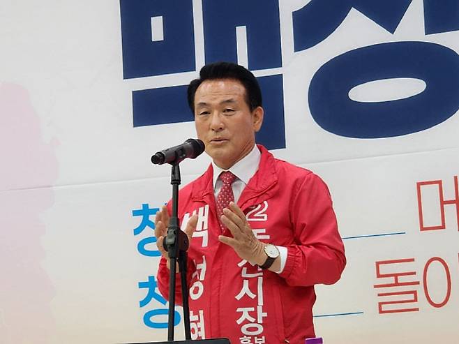 국민의힘 백선현 논산시장 예비후보가 20일 출마 기자회견에서 “일은 정당이 하는 것이 아니라 사람이 하는 것”이라며 “누가 시장이 되느냐에 따라 도시의 변화가 결정된다. 논산의 과거가 아닌 미래를 품을 수 있는 포괄적 리더십으로 시민 여러분과 함께 새로운 길을 개척하겠다”고 지지를 호소했다.(사진=장병일 기자)