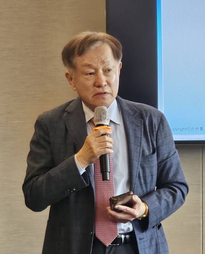 손선홍 소장이 독일에 대해 특강하고 있다.                         사진=한성일 기자