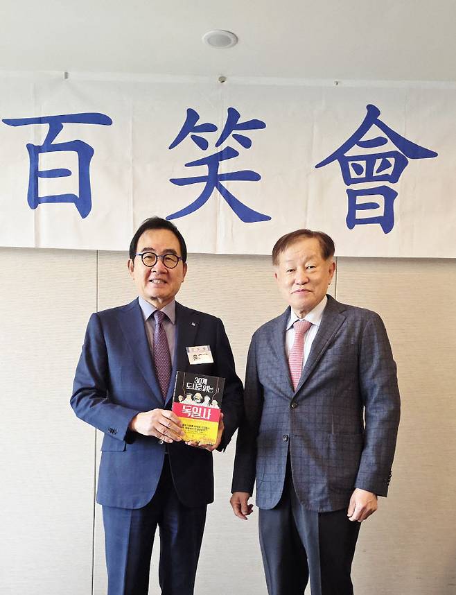 윤은기 회장과 손선홍 소장.                           사진=이근설 백소회 운영위원 제공