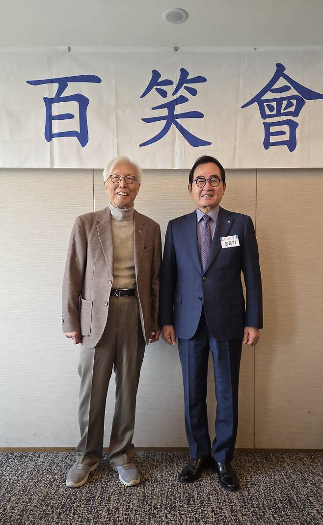 신각수 니어재단 부이사장(전 주 일본대사)과 윤은기 회장.             사진=이근설 백소회 운영위원 제공