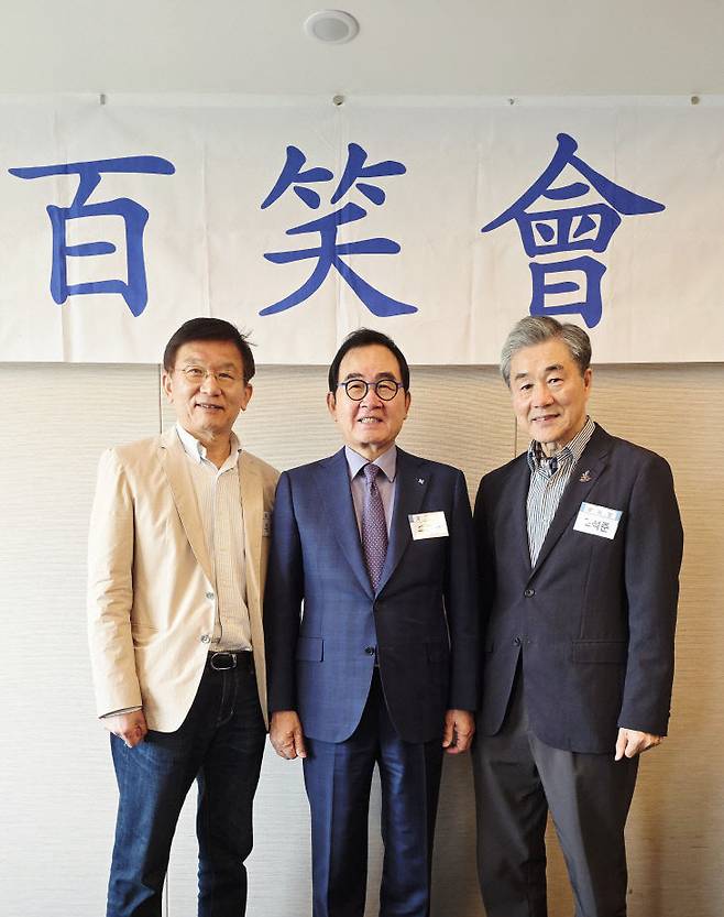 이준용  EBS  이사와  윤은기 회장과 조석준 사무총장이 함께 기념사진 찍고 있다.                 사진=이근설 백소회 운영위원 제공