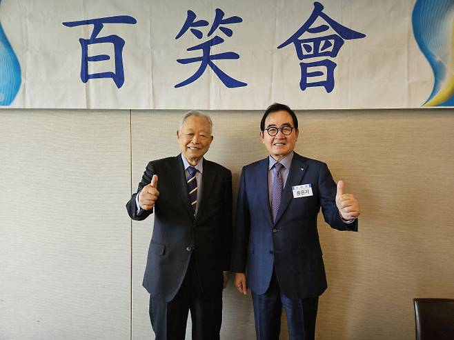 장석영 대한언론인회 회장과 윤은기 회장.                                사진 =이근설  백소회 운영위원  제공