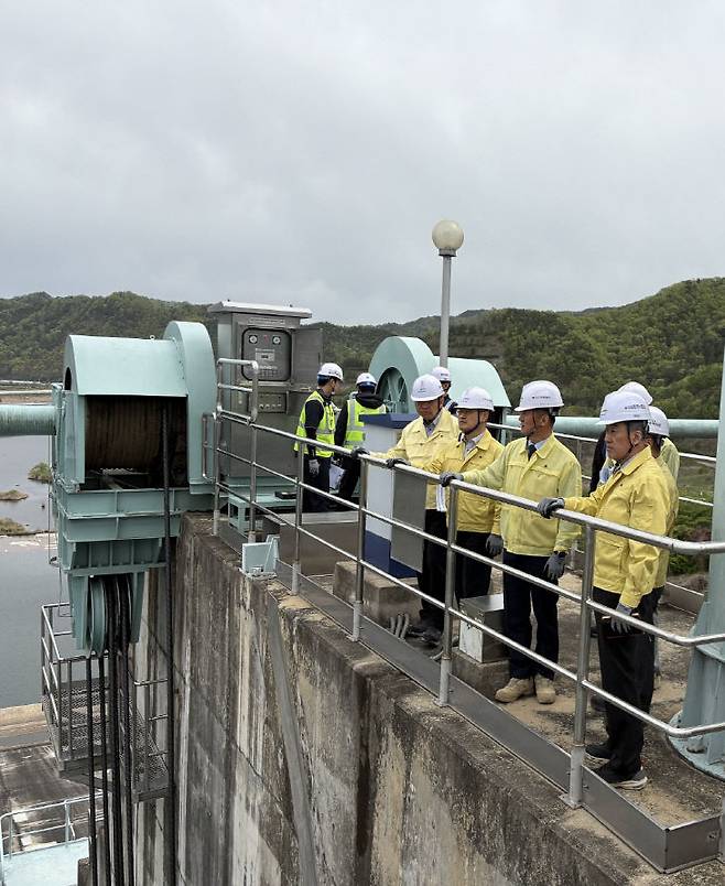 장병훈 한국수자원공사 수자원환경부문장이 4월 22일 전북 진안군 용담댐 정상부에서 수문 동작 시험을 하고 있다.(사진=K-water 제공)