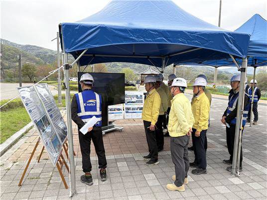 지난 4월 17일 장병훈 한국수자원공사 수자원환경부문장이 전북 임실군에 위치한 섬진강댐 정상부에서 시설현황 등에 대한 설명을 듣고 있다.
