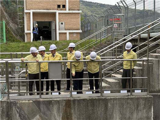 지난 4월 17일 장병훈 한국수자원공사 수자원환경부문장이 전북 임실군에 위치한 섬진강댐 정상부에서 수문 동작 시험을 하고 있다.
