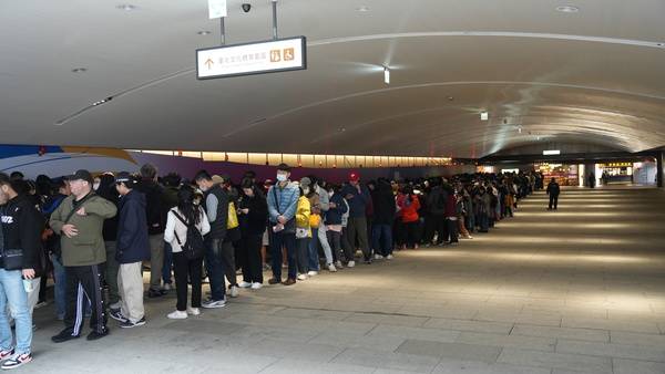 타이베이돔 지하 상업시설에 입장하기 위해 대기중인 이용객들.&nbsp;사진=김영정 기자&nbsp;