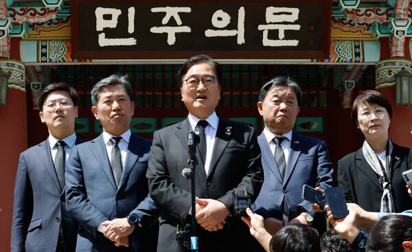 우원식 국회의장이 21일 광주 국립 5·18민주묘지에서 참배를 마친 뒤 &nbsp;5·18헌법정신 수록과 관련해 발언하고 있다. 판영석 기자