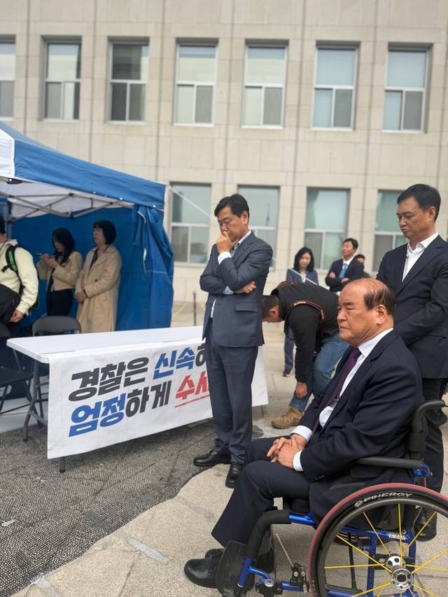 김관영 전북도지사와 윤석정 전북애향본부총재가 농성장을 찾아 침통한 표정을 짓고 있다. /김관영 지사 페이스북