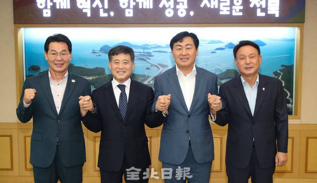 새만금을 둘러싸고 군산 등 인접 시·군이 치열한 관할권 다툼을 벌이고 있는 가운데, 이와 관련한 정부 주재 중앙분쟁조정위원회(중분위)가 23일 개최된다. 사진 왼쪽부터 권익현 부안군수, 정성주 김제시장, 김관영 도지사, 강임준 군산시장. /전북일보 자료사진