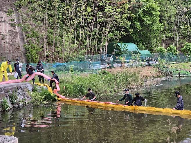 울산시가 22일 오후 환경오염사고에 신속히 대응하기 위해 유형별 환경오염사고 대비 유관기관 합동 방제훈련을 진행했다. 사진은 오일펜스 설치 후 오염물질을 한곳에 모아 회수 작업을 쉽게 하도록 도와주는 오일붐을 깔고 있는 상황.