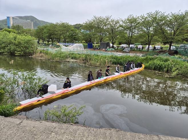 울산시가 22일 오후 환경오염사고에 신속히 대응하기 위해 유형별 환경오염사고 대비 유관기관 합동 방제훈련을 진행했다. 사진은 흡착포를 살포하고 있는 상황.