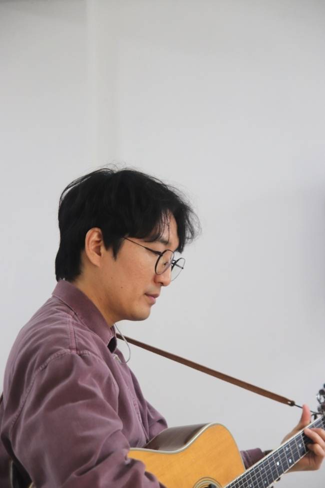 11일 창원 복합공간 무하유에서 공연하는 권나무. /이서후 기자