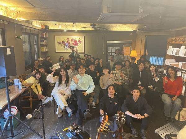 18일 통영 삼문당커피로스터에서 공연 후 관객과 기념 사진을 찍는 권나무. /삼문당