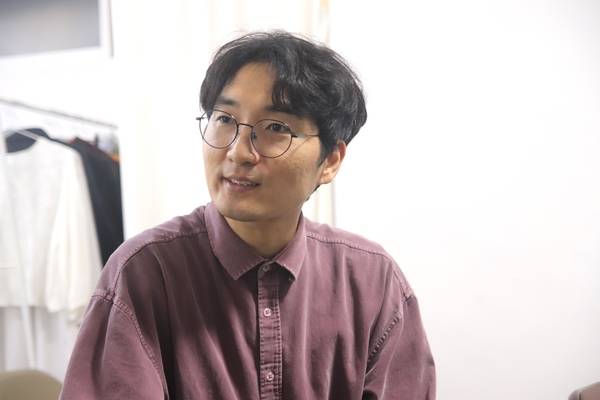 11일 창원 복합공간 무하유에서 공연 후 인터뷰 하는 권나무. /이서후 기자