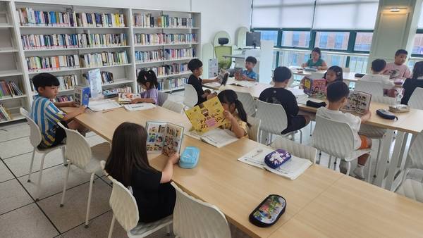 거제 국산초등학교에서 학교 도서관에서 학생들이 독서활동을 하고 있다. /거제 국산초