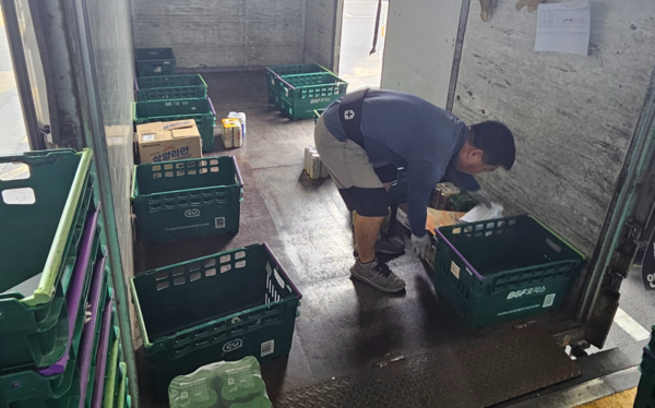 CU 진주물류센터 노동자가 상·하차 업무를 하는 모습. /화물연대