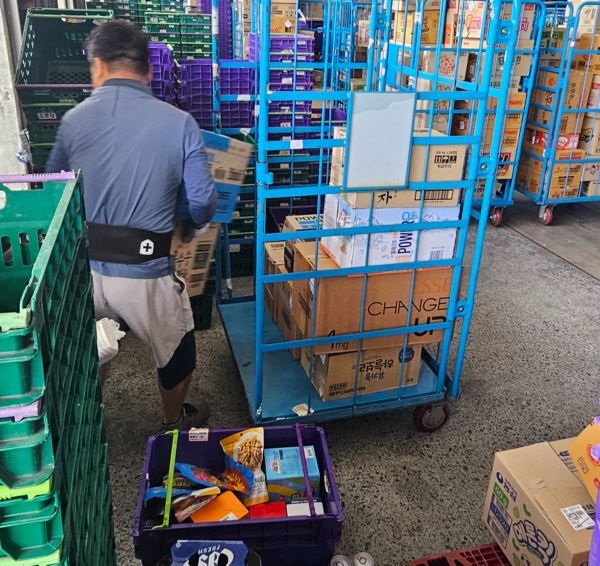 CU 진주물류센터 노동자가 상·하차 업무를 하는 모습. /화물연대