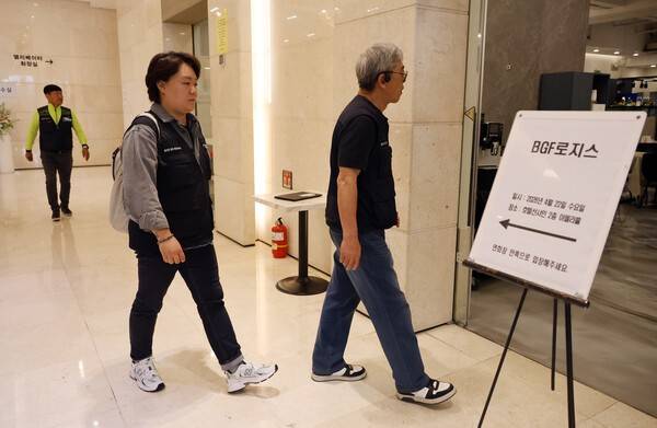 남 진주 CU 물류센터에서 발생한 조합원 사망 사고를 규탄하며 투쟁 중인 민주노총 공공운수노조 화물연대본부(이하 화물연대) 관계자들이 22일 오후 대전 동구 가양동 호텔선샤인에 마련된 사측과의 상견례장에 들어가고 있다. 연합뉴스