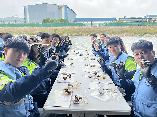 포스코퓨처엠 직원과 가족들이 22일 포항시 남구 냉천에서 진행한 ‘퓨처엠 Nature Guard Day’ 봉사활동에 참여해 황토와 씨앗을 섞어 씨드볼을 만들고 있다. /포스코퓨처엠 제공