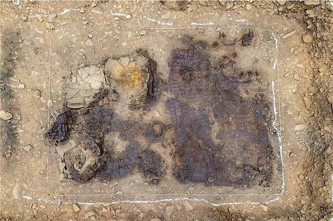 ▲ 국립경주문화유산연구소가 경주 황남동 1호 덧널무덤에서 출토된 신라 장수 말 갑옷·사람 갑옷·금동관 등 주요 유물에 대한 보존처리와 분석 연구에 본격 착수한다. 사진은 황남동 1호 덧널무덤 출토 말 갑옷과 사람 갑옷. 국립경주문화유산연구소