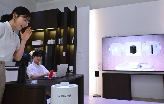 LG전자가 '2026 월드IT쇼'에 참가해 고객 곁에서 일상을 케어하는 AI 솔루션을 선보인다. 모델이 'AI 홈' 부스 내 홈오피스 공간에서 AI 홈 허브 '씽큐 온'을 중심으로 AI 가전과 IoT 기기들이 유기적으로 연동돼 상황에 맞게 자동 제어되는 AI 홈 라이프를 경험하고 있다. [사진=LG전자]