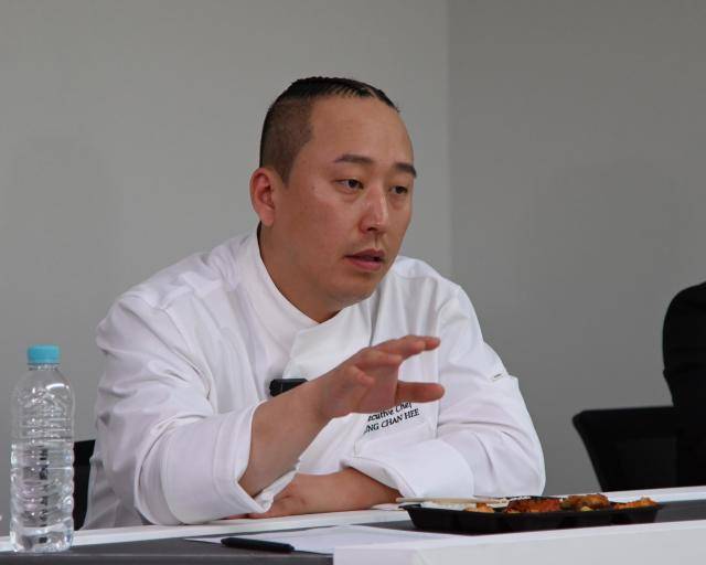 지난 15일 편의점 도시락 블라인드 테스트에 참석한 정찬희 비컨홀딩스 총괄 셰프가 도시락 시식 후 소감을 말하고 있다. [사진=박승호 기자]
