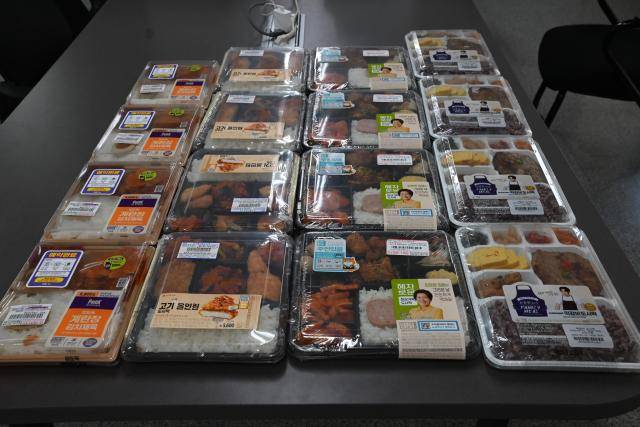 지난 15일 블라인드 테스트에 사용된 도시락. 왼쪽부터 순서대로 CU 밥도둑 계란장 김치제육 도시락, 세븐일레븐 고기(肉)올인원 도시락, GS25 혜자로운 한상가득 도시락, 이마트24 손종원 셰프의 떡갈비정식 도시락 [사진=박승호 기자]