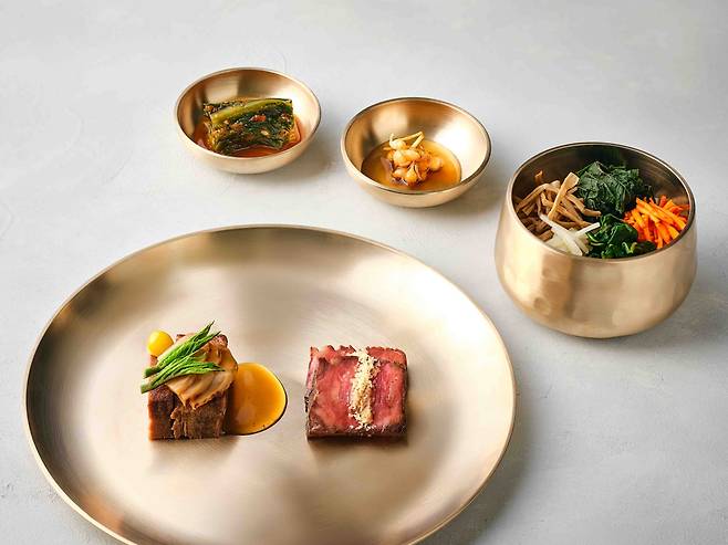 아사달 메뉴 '한우구이와 제철솥밥'(사진제공=한화푸드테크)