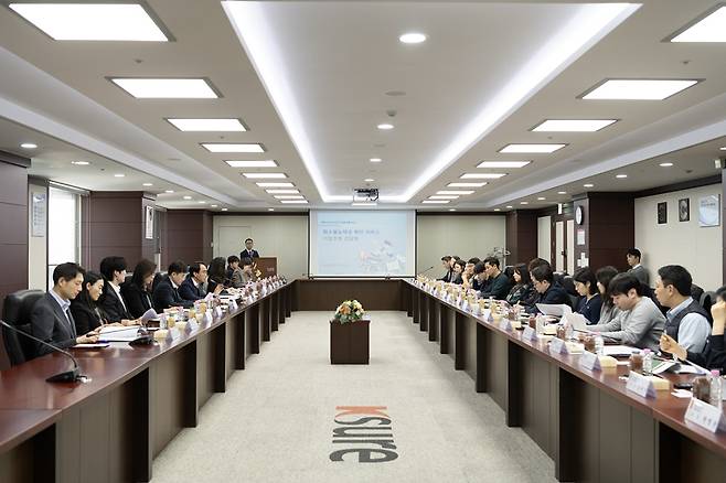 한국무역보험공사가 지난달 '회수불능채권 확인 서비스' 관련 기업 초청 간담회를 개최해 수출기업의 미수채권 관련 애로사항을 청취하고 있다.(사진제공=한국무역보험공사)