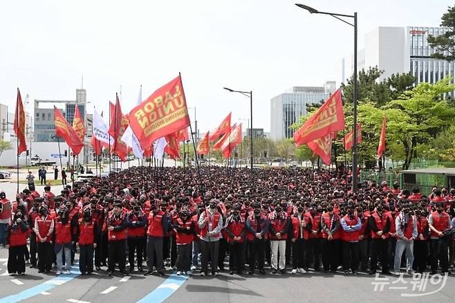 삼성그룹 초기업 노동조합 삼성바이오로직스 상생지부가 22일 오후 인천 연수구 삼성바이오로직스 바이오캠퍼스 1게이트 1 앞에서 열린 투쟁결의대회에서 구호를 외치고 있다. 사진=강민석 기자