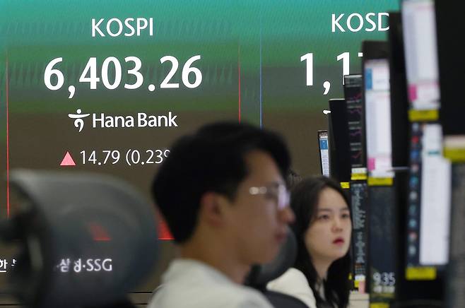 22일 오전 서울 중구 하나은행 딜링룸에서 딜러들이 업무를 보고 있다. 사진=뉴시스