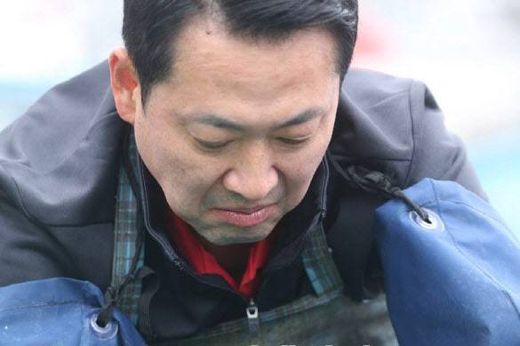 22일 강원 양양군 현남면 남애항을 찾은 국민의힘 장동혁 당 대표가 어선 그물 정리를 하고 있다. (사진=연합뉴스)